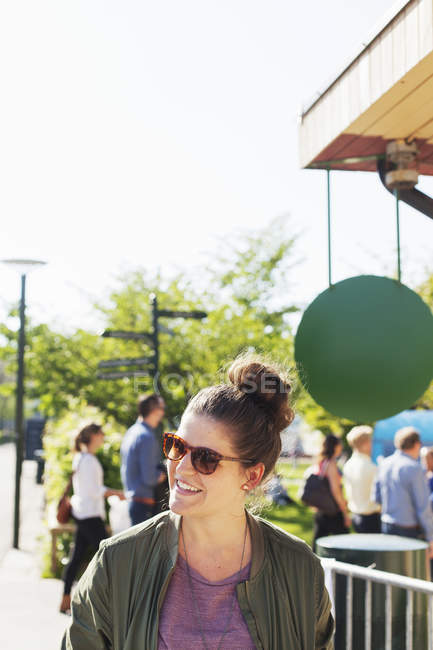 Mujer feliz mirando al aire libre - foto de stock