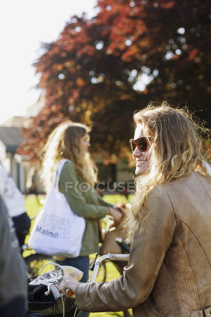 Счастливая женщина на велосипеде — стоковое фото