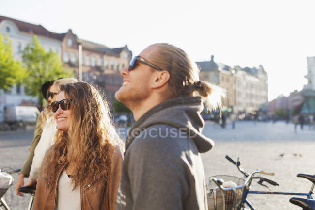 Couple on city street — Stock Photo