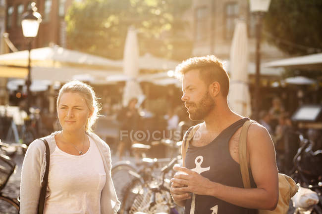 Friends in city during summer — Stock Photo
