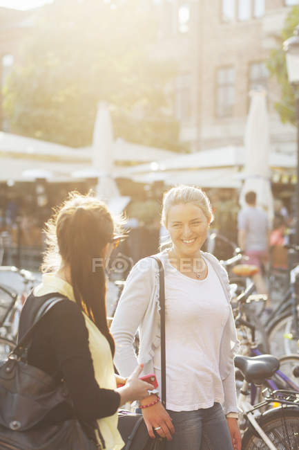 Femme avec une amie en ville — Photo de stock