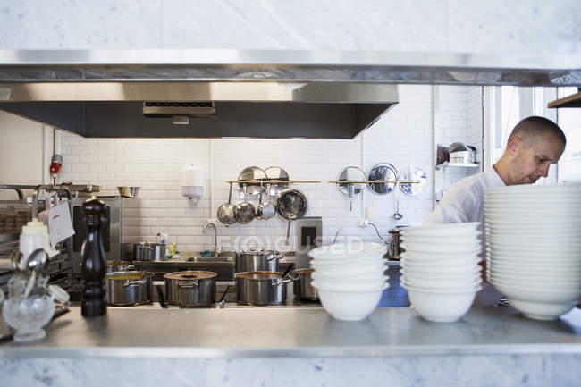 Chef working at restaurant kitchen — Stock Photo
