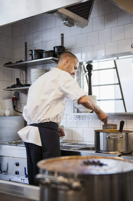 Koch bereitet Essen zu — Stockfoto