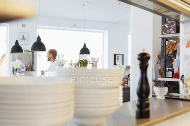 Stack of plates on restaurant — Stock Photo