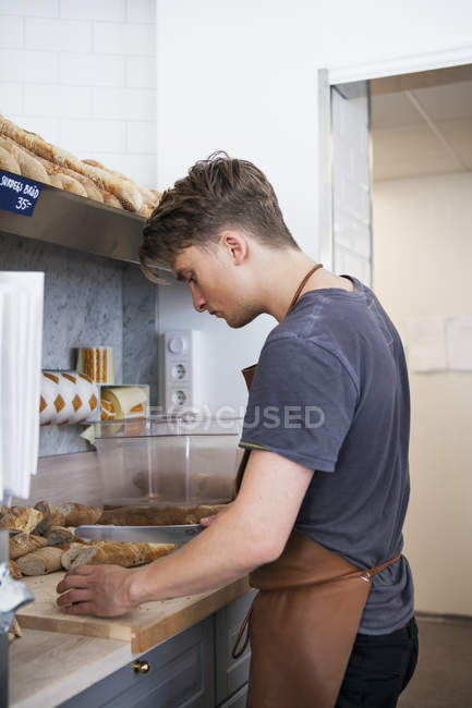 Chef cortando pan en el restaurante - foto de stock