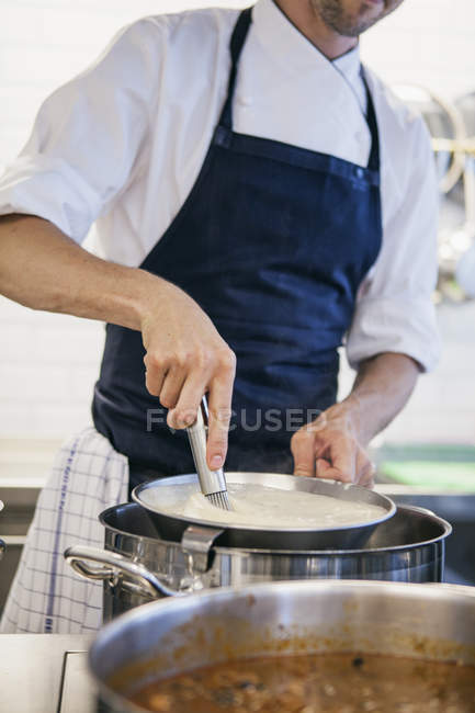 Chef chicotadas leite — Fotografia de Stock