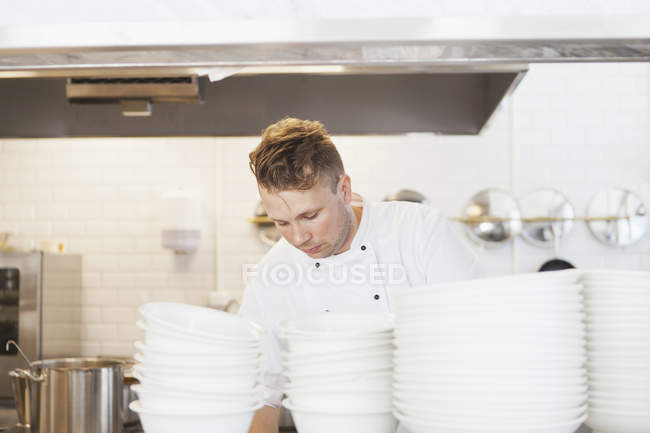 Chef working in kitchen — Stock Photo