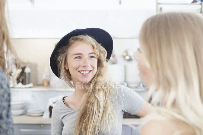 Mujer feliz mirando a un amigo - foto de stock