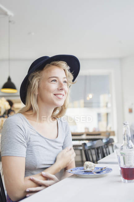 Thoughtful woman smiling — Stock Photo