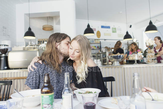 Молодий чоловік цілує жінку — стокове фото