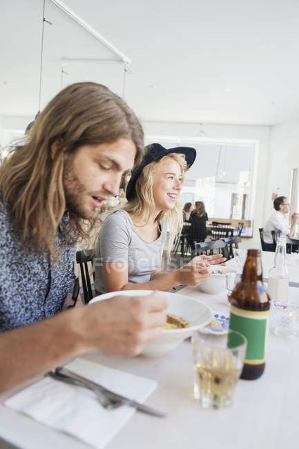 Жінка їсть з чоловіком — стокове фото