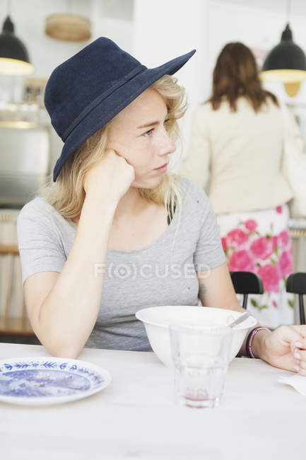 Femme réfléchie au restaurant — Photo de stock