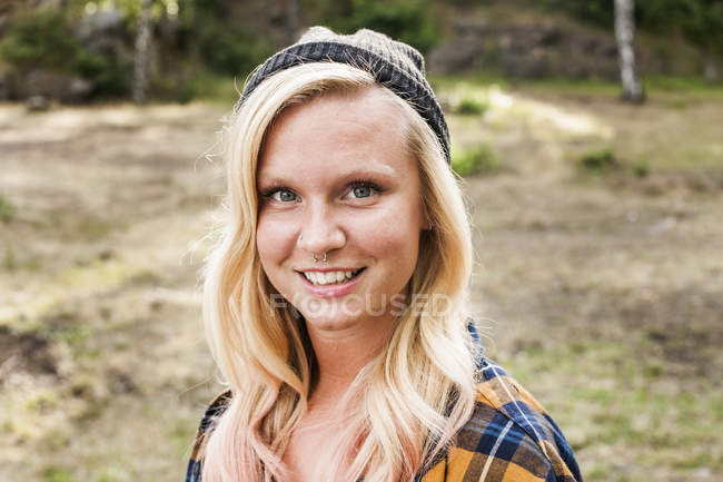Усміхнена жінка в лісі — стокове фото