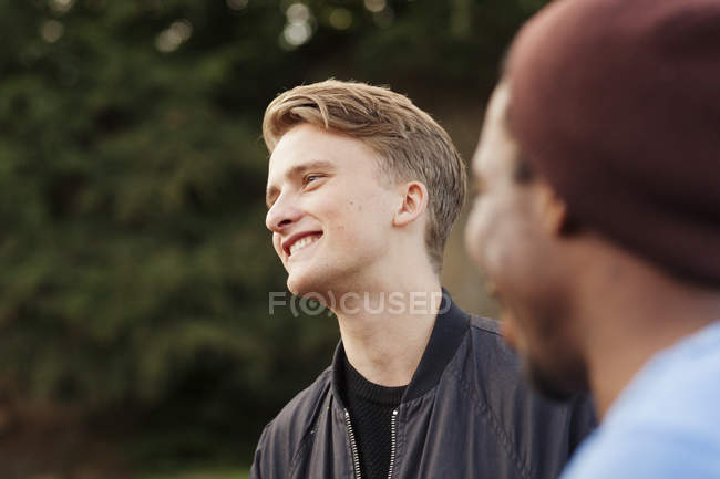 Man standing with friend — Stock Photo
