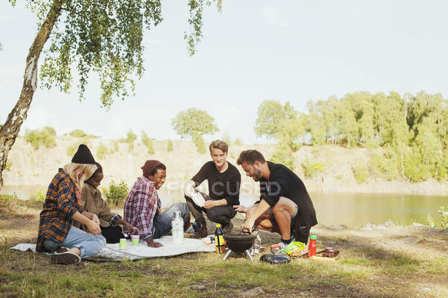 Amigos disfrutando de un picnic - foto de stock