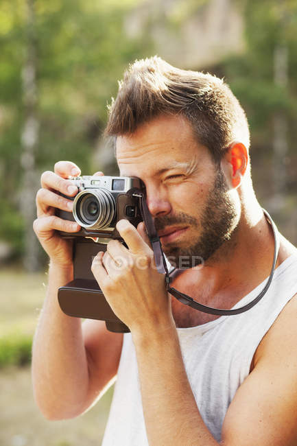 Homem fotografando através da câmera — Fotografia de Stock