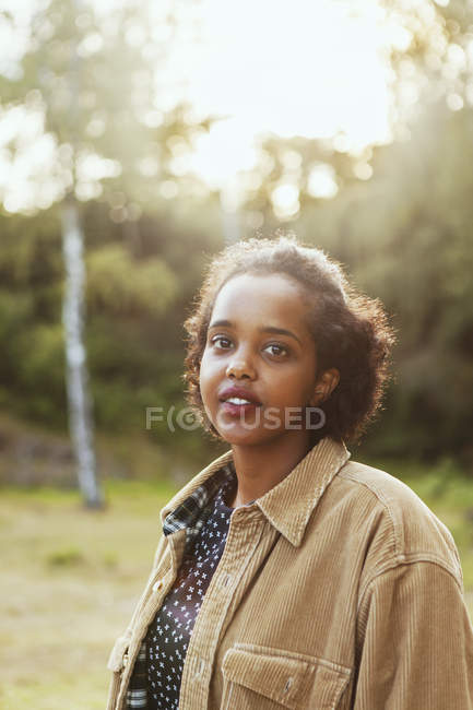 Jeune femme debout dans la forêt — Photo de stock