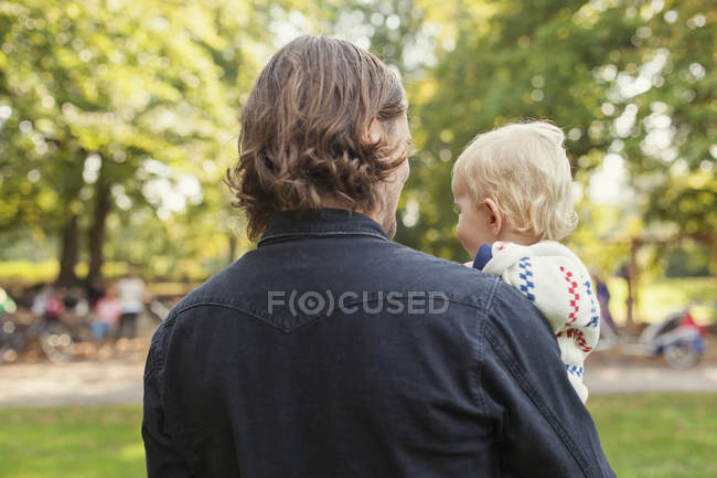 Father carrying baby girl — Stock Photo