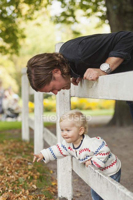 Vater schaut süßes kleines Mädchen an — Stockfoto