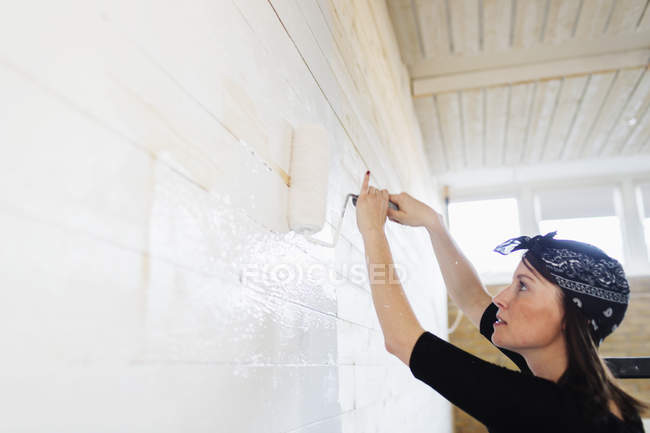 Mujer pintura pared - foto de stock