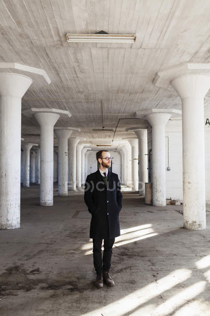 Solitario hombre de negocios en edificio abandonado - foto de stock