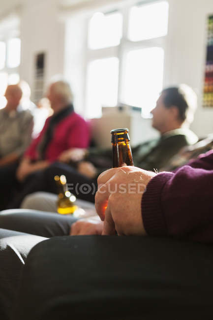 Hombres mayores relajándose en casa - foto de stock