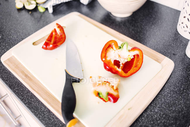 Messer und rote Paprika — Stockfoto