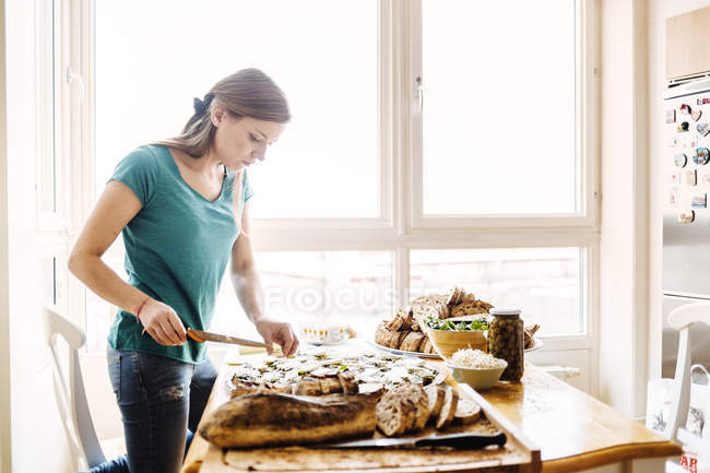 Mulher preparando sanduíches de rosto aberto — Fotografia de Stock