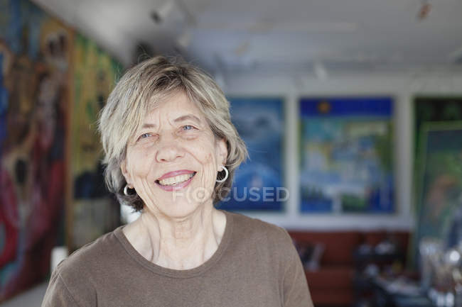 Усміхнена старша жінка-художниця — стокове фото
