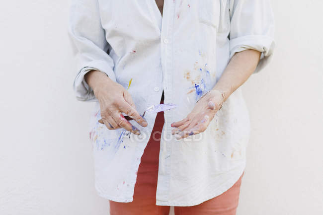 Artista sosteniendo cuchillo de pintura - foto de stock