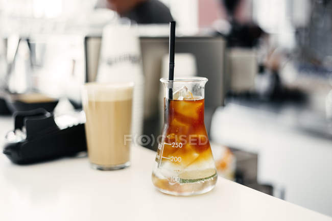 Iced tea served in beaker — Stock Photo