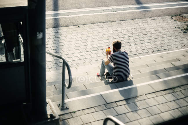 Man sitting on steps — Stock Photo
