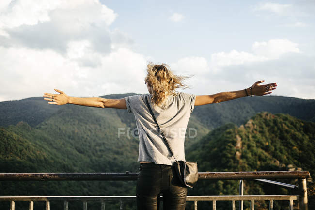 Frau blickt auf Berge — Stockfoto