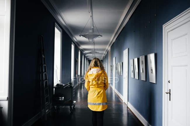 Женщина, идущая по коридору — стоковое фото