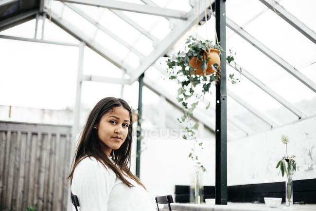 Femme assise au restaurant — Photo de stock