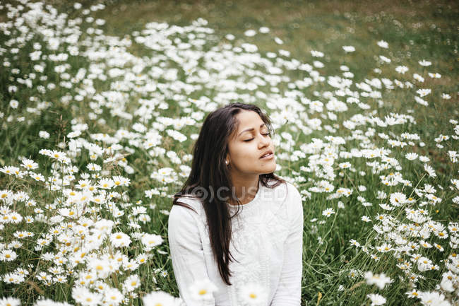 Frau sitzt auf Feld — Stockfoto