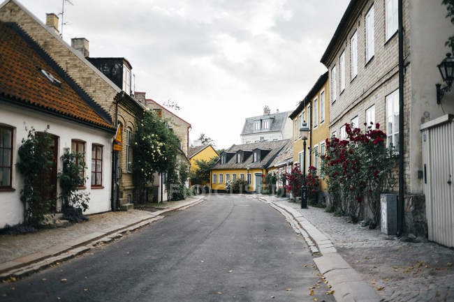 Empty street amidst residential buildings — Stock Photo