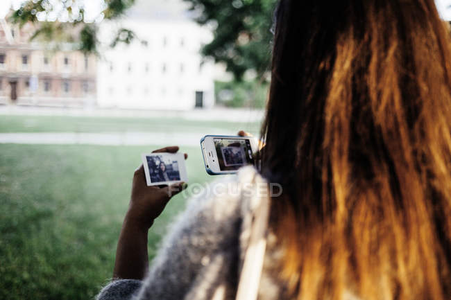 Mulher tirar foto com telefone inteligente — Fotografia de Stock