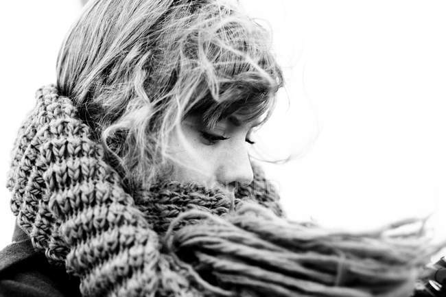 Женщина в шарфе на открытом воздухе — стоковое фото