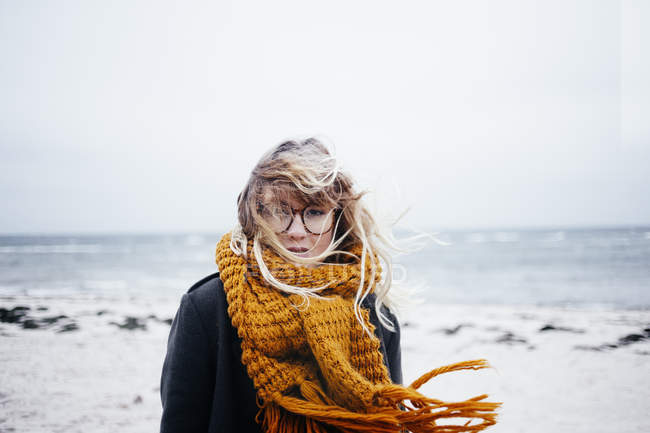 Woman wearing scarf at beach — Stock Photo