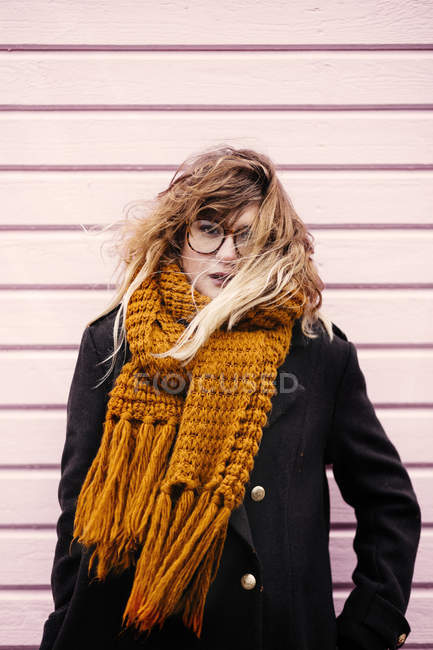 Молодая женщина в шарфе — стоковое фото
