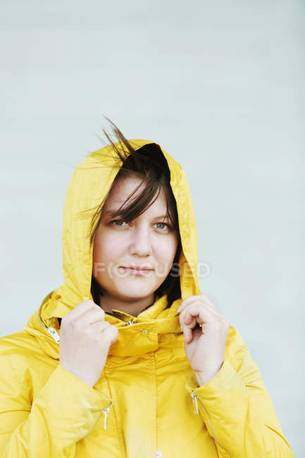 Jovem mulher de capa de chuva — Fotografia de Stock
