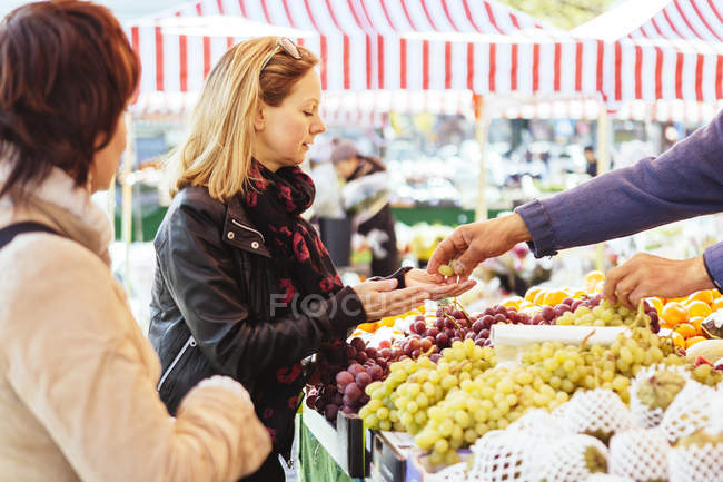 Зрілі жінки, купуючи винограду — стокове фото