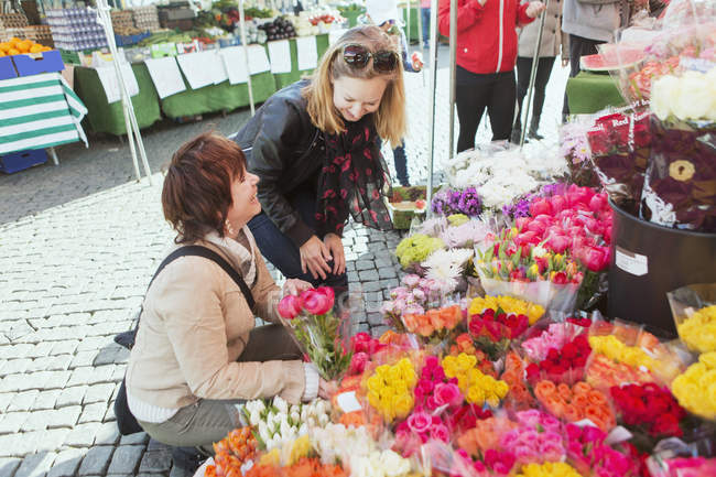 Donne mature che comprano fiori — Foto stock