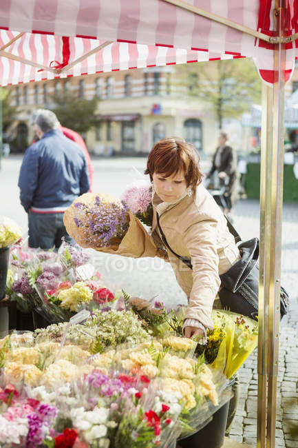 Mulher madura comprando buquê — Fotografia de Stock
