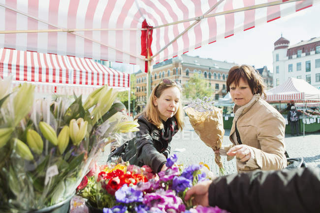 Mulheres que compram buquê em flores — Fotografia de Stock