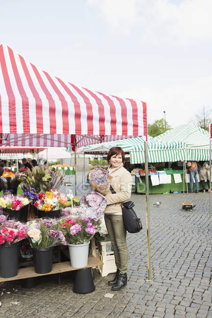 Donna matura acquistare bouquet — Foto stock