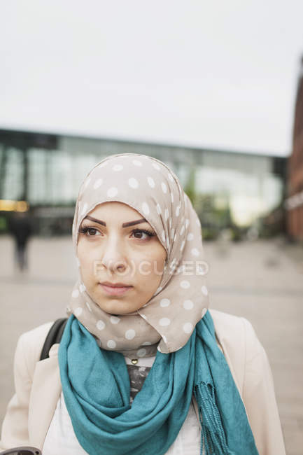 Thoughtful young woman — Stock Photo