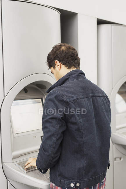 Mann benutzt Fahrkartenautomaten — Stockfoto