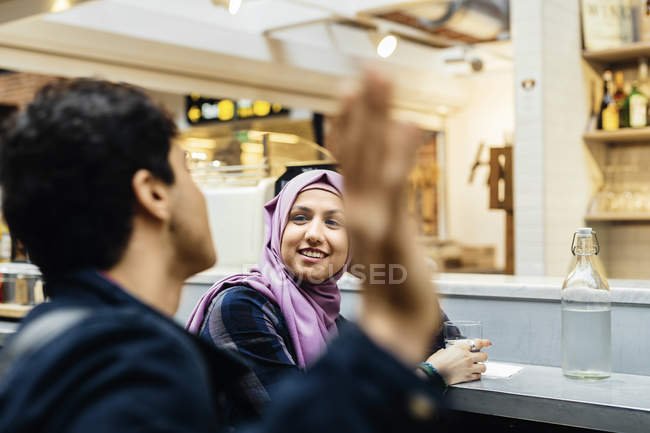 Mujer sonriente hablando con un amigo - foto de stock